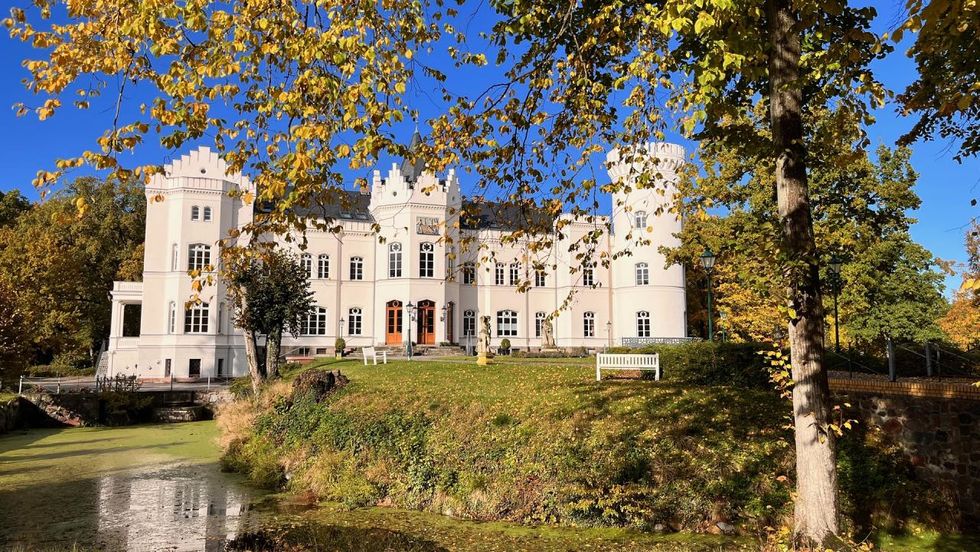 Schloss Schlemmin Frontansicht Herbst