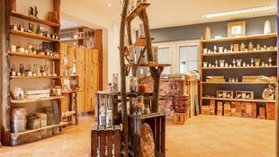 n the farm store you can taste salts, take a guided tour or relax in the graduation house. 