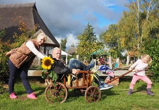 Die ganze Familie ist dabei, z.B. im Bollerwagen