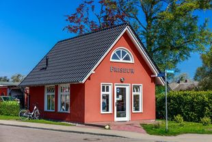 An der Dorfstraße, genau dort, wo der Grenzweg einmündet, liegt unser Salon in diesem reizenden Häuschen. 